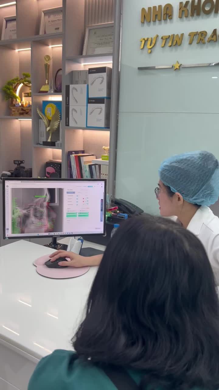 Bạn khách đến với nha khoa với tình trạng răng hàm dưới bị chen chúc, mặc dù đã từng niềng 1 lần
