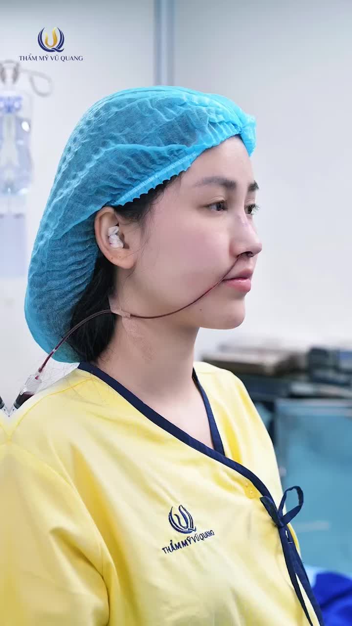 Khách hàng sinh năm 1979, đến từ Vĩnh Phúc, từng nhiều năm sống trong cảm giác mặc cảm và tự ti vì dáng mũi khoằm, xương mũi bè sang hai bên khiến gương mặt kém hài hòa, thiếu điểm nhấn.