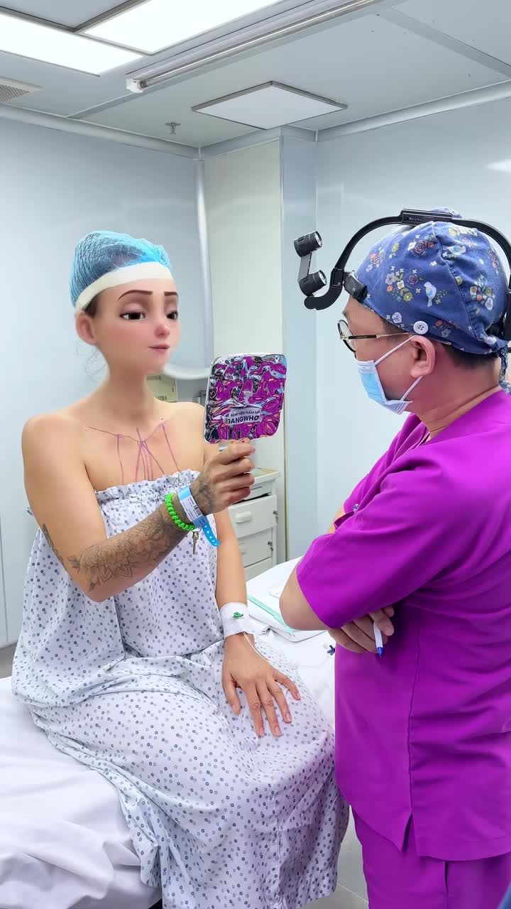 BÁC SĨ ĐO VẼ VÀ ĐƯA RA GIẢI PHÁP CHỈNH HÌNH MŨI CHO KHÁCH HÀNG TỪ TÂY BAN NHA