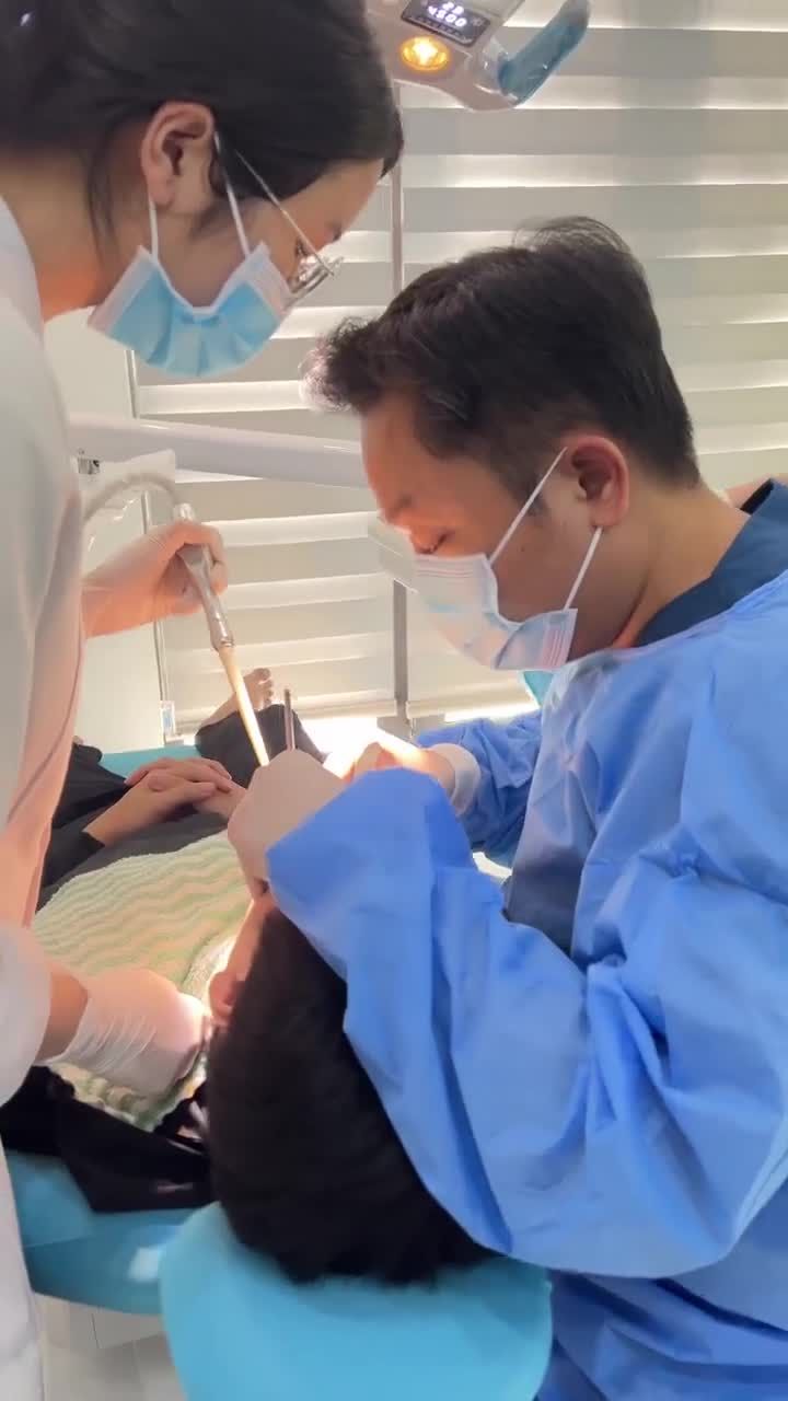 ThS. BS Nguyễn Tuấn Dương trực tiếp thực hiện ca nhổ răng 8 mọc ngang cho bạn khách hàng niềng răng tại Smile One.