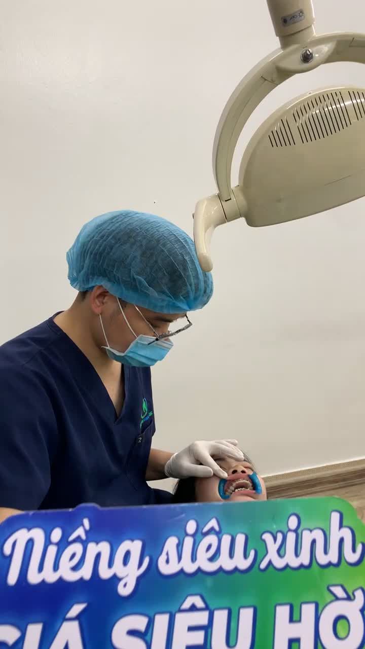 Gắn mắc cài cho bạn Cúc, điều trị tình trạng răng khấp khểnh với mắc cài Damon