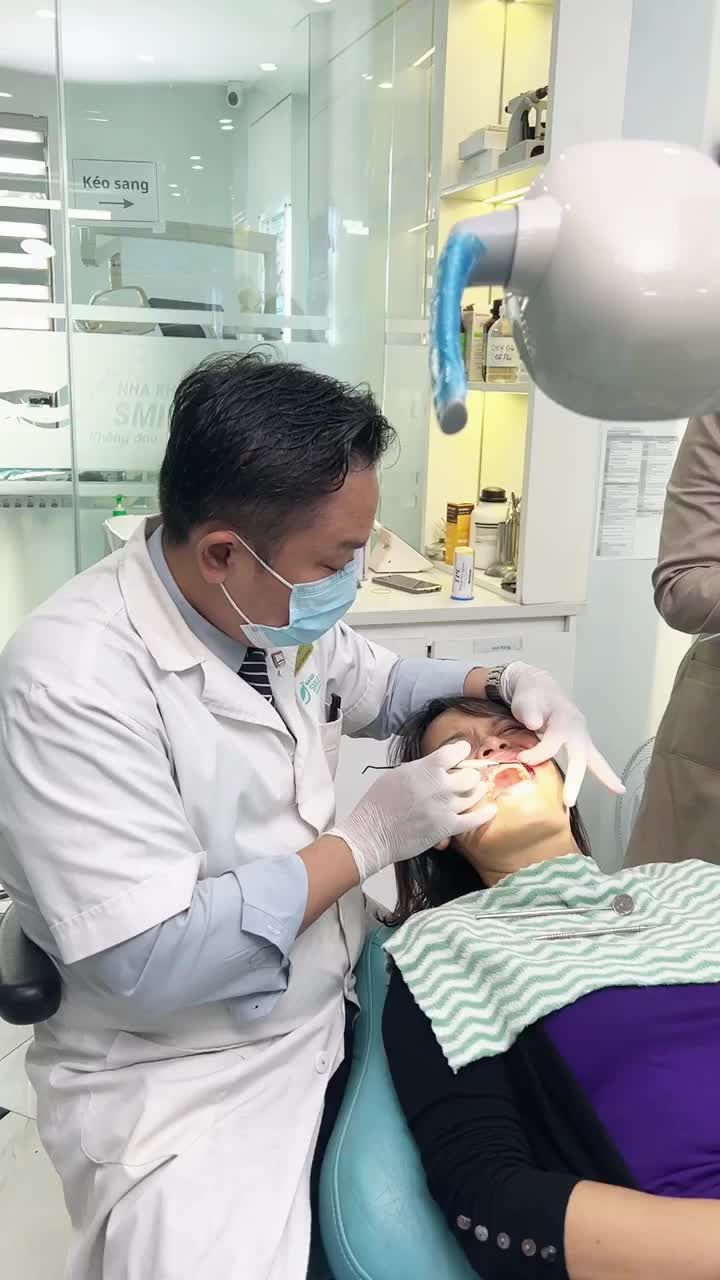 Tư vấn phác đồ điều trị thẩm mỹ răng sứ cho chị khách hàng bị mòn mặt nhai, hình thể răng không đều cùng ThS.BS Nguyễn Tuấn Dương.