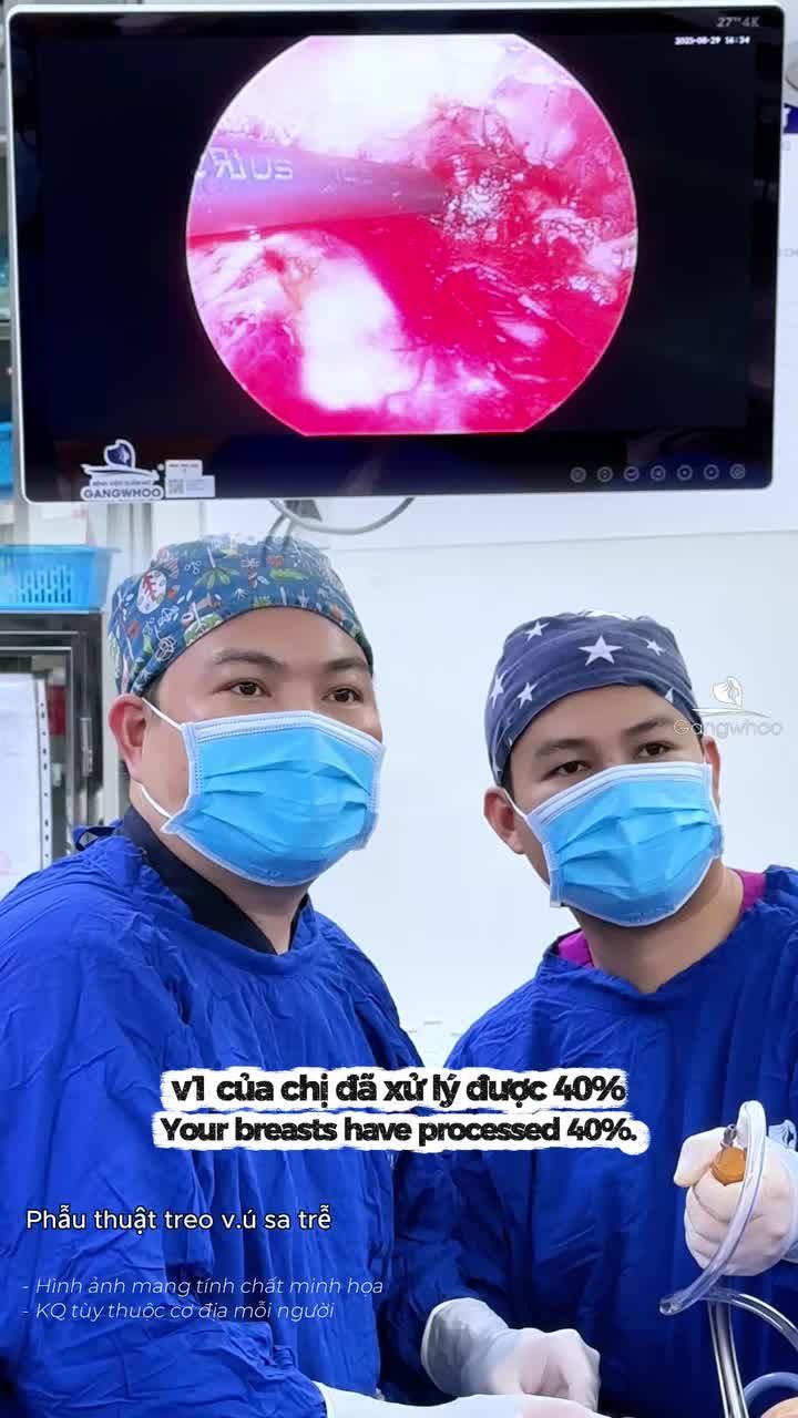 Bác sĩ thăm khám hàng sau 24h hậu phẫu thực hiện dịch vụ phẫu thuật treo vú sa trễ