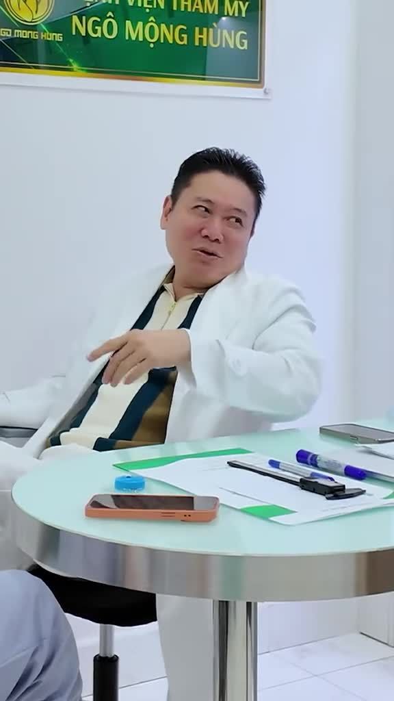 Anh chồng của năm theo vợ đi tư vấn mũi đón Tết