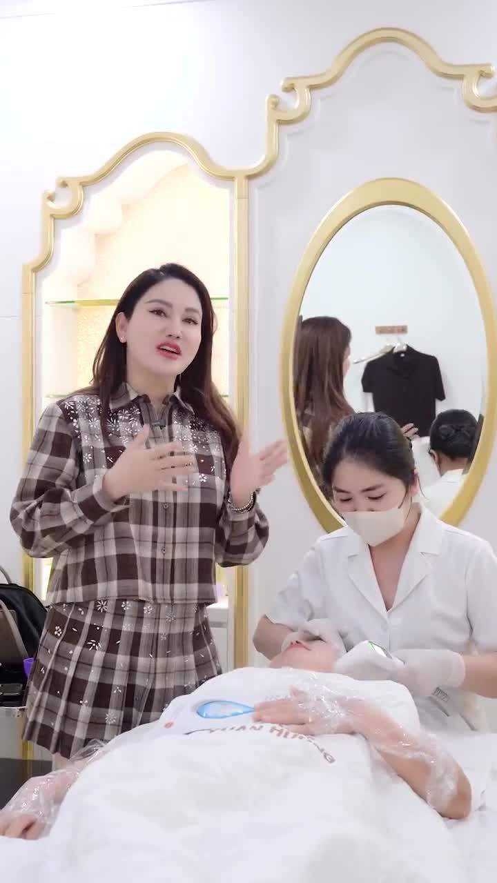 CHỦ TỊCH XUÂN HƯƠNG cùng khách hàng trải nghiệm siêu công nghệ nâng cơ VGOLD HIFU chỉ với 3500k