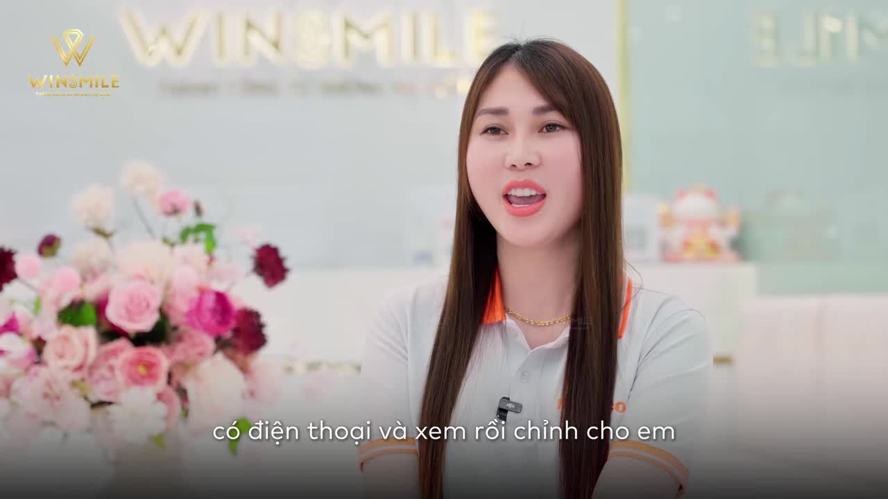 Hối hận khi từng làm răng sứ ở nơi khác nhưng dáng răng to thô, màu sắc đục thiếu tự tin, chị đẹp Nguyễn Liễu đã tìm đến Win Smile Đà Nẵng sửa lỗi nụ cười chỉ sau 1 thời gian ngắn.
