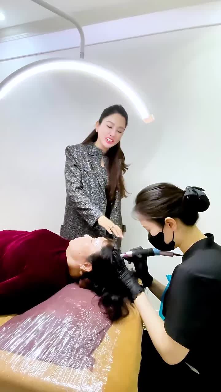 CHỦ TỊCH XUÂN HƯƠNG TRỰC TIẾP THEO DÕI QUÁ TRÌNH VI CHẠM SẮC TỐ DA ĐẦU SMP CỦA KHÁCH HÀNG