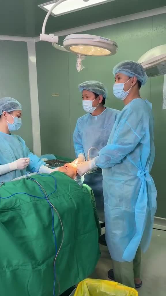 CẬN CẢNH: Bác sĩ Tú Dung CẮT CƠ, XOÁ NHĂN giúp U60 Việt kiều Mỹ TRẺ 20 TUỔI đón Tết với TREO CHÂN MÀY NỘI SOI 4X