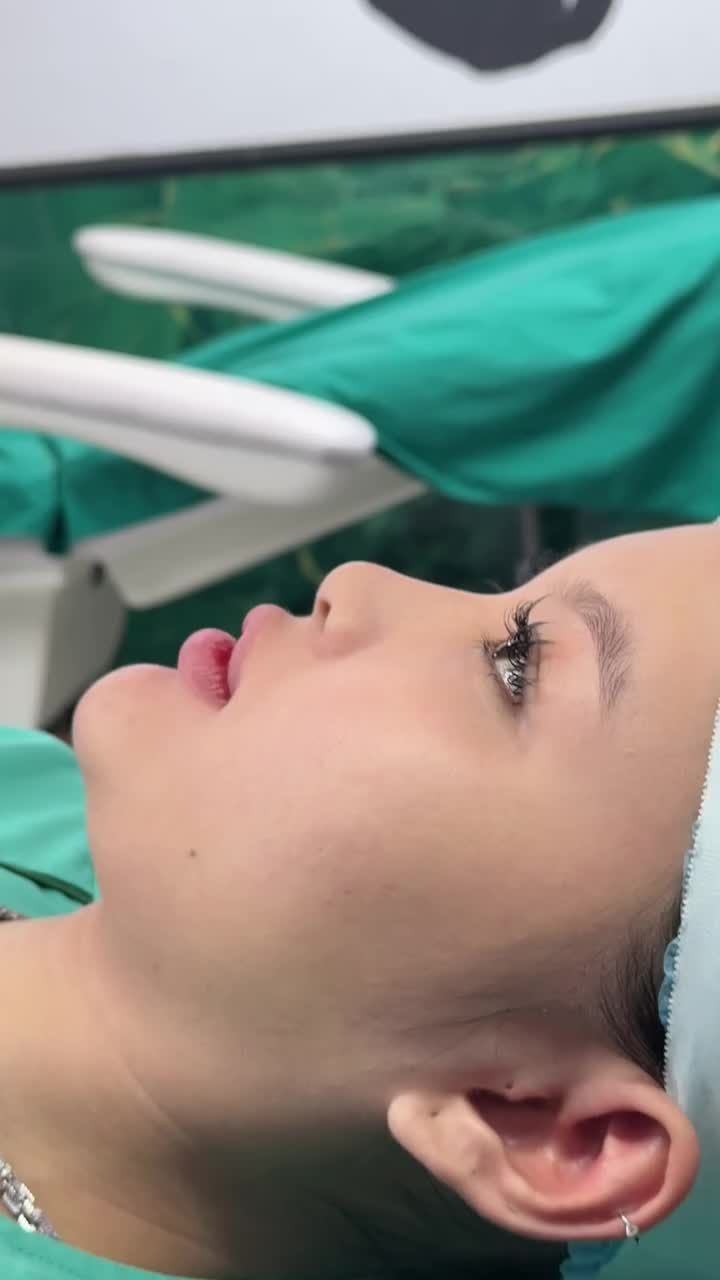 Nhan sắc hơi lai lai nhưng chưa thật sắc nét cho đến khi bạn nâng mũi Nhan sắc chuẩn lai với vẻ đẹp cực kỳ cuốn hút.