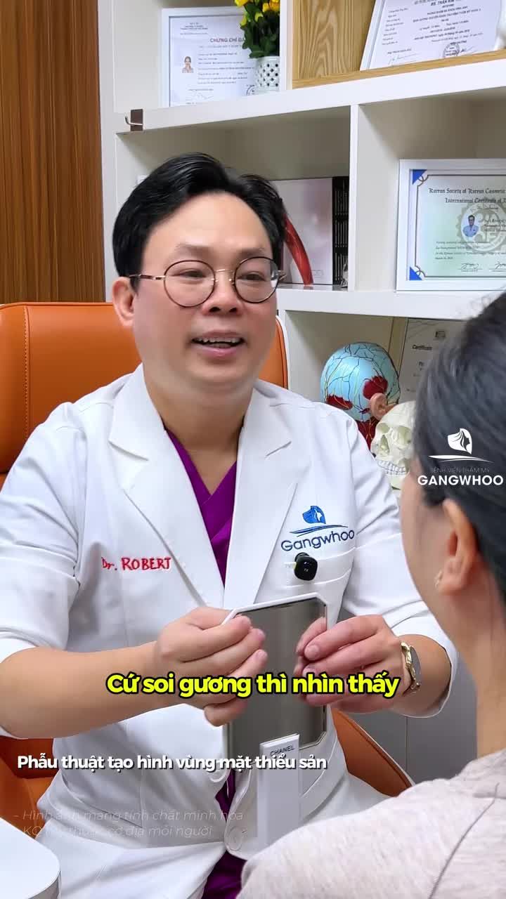 Bác sĩ tư vấn cho khách trước thực hiện độn thái dương