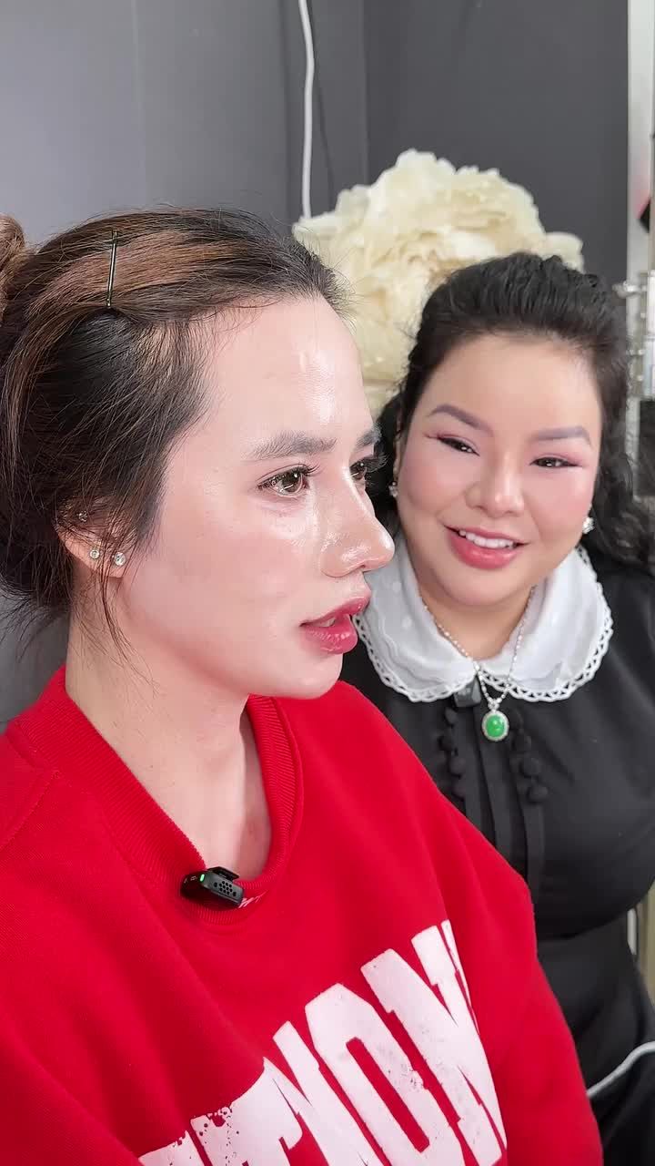 Mê cái góc nghiêng của cổ, nó sang mà nó slay. Nâng mũi sớm đón Tết thôi nào chị em ơi!!