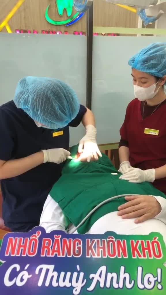 Ca nhổ răng khôn số 18; 28 mọc lệch má gây sưng nhức, ăn uống khó khăn