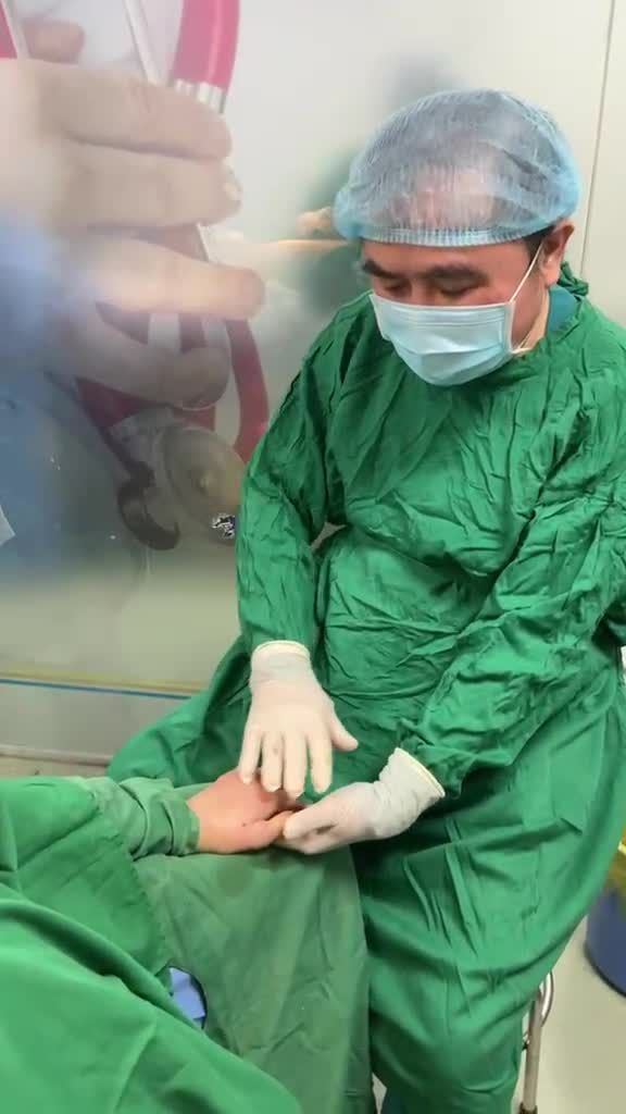 Biến bàn tay khô gầy thành bàn tay mịn màng, mũm mĩm, dài đầy, ấm áp với Dr Vương = cấy mỡ bàn tay !