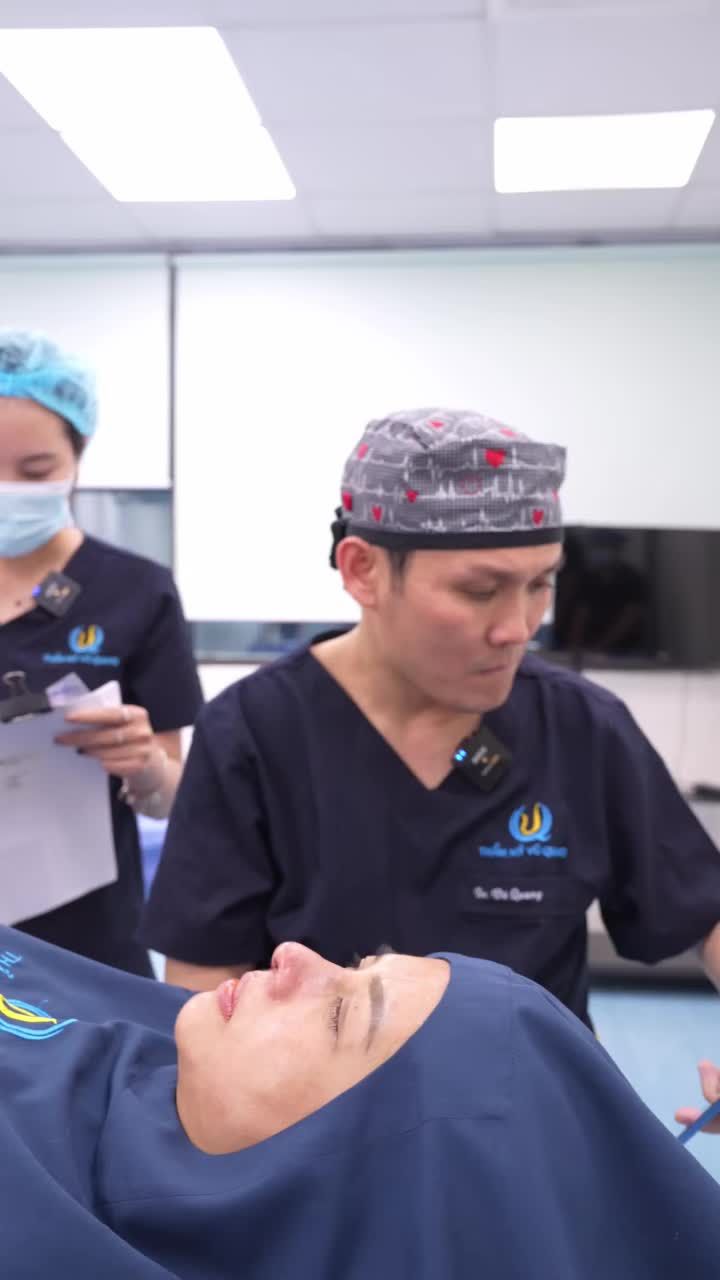 Ngày làm việc cuối năm - Chinh phục ca mũi siêu khó:  Mũi lệch vách ngăn do tai nạn, mũi hếch xương bè hai bên