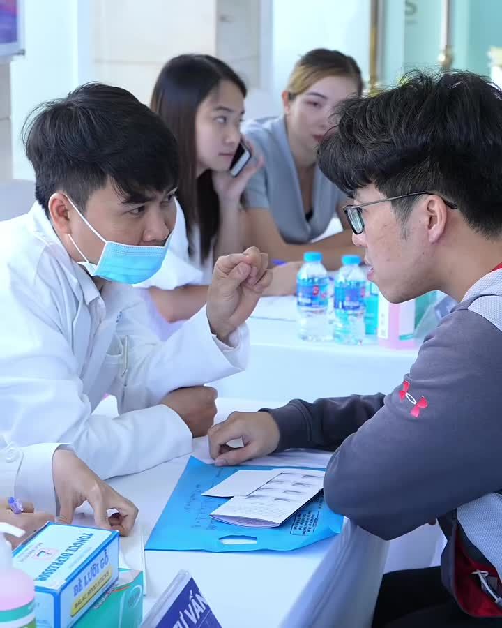 Cận Tết rồi, ai cũng lo sắm đồ mới - Còn nụ cười thì sao?