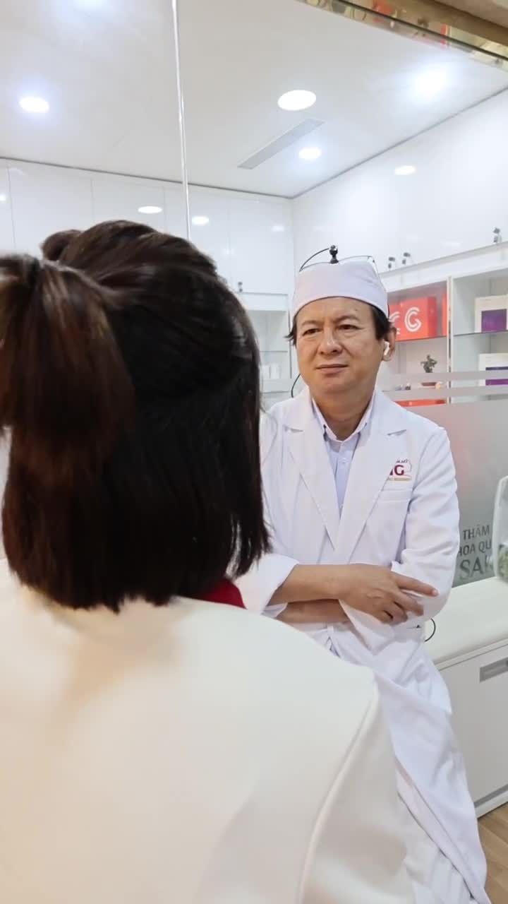 Bác sĩ Long trực tiếp lắng nghe khách hàng chia sẻ tình trạng mí mắt hiện tại và mong muốn sau khi cắt mí.