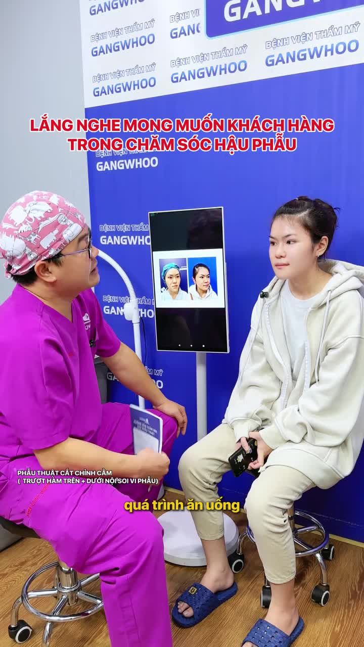 Bác sĩ thăm khám cho khách trượt hàm và lắng nghe mong muốn khách hàng trong chăm sóc hậu phẫu