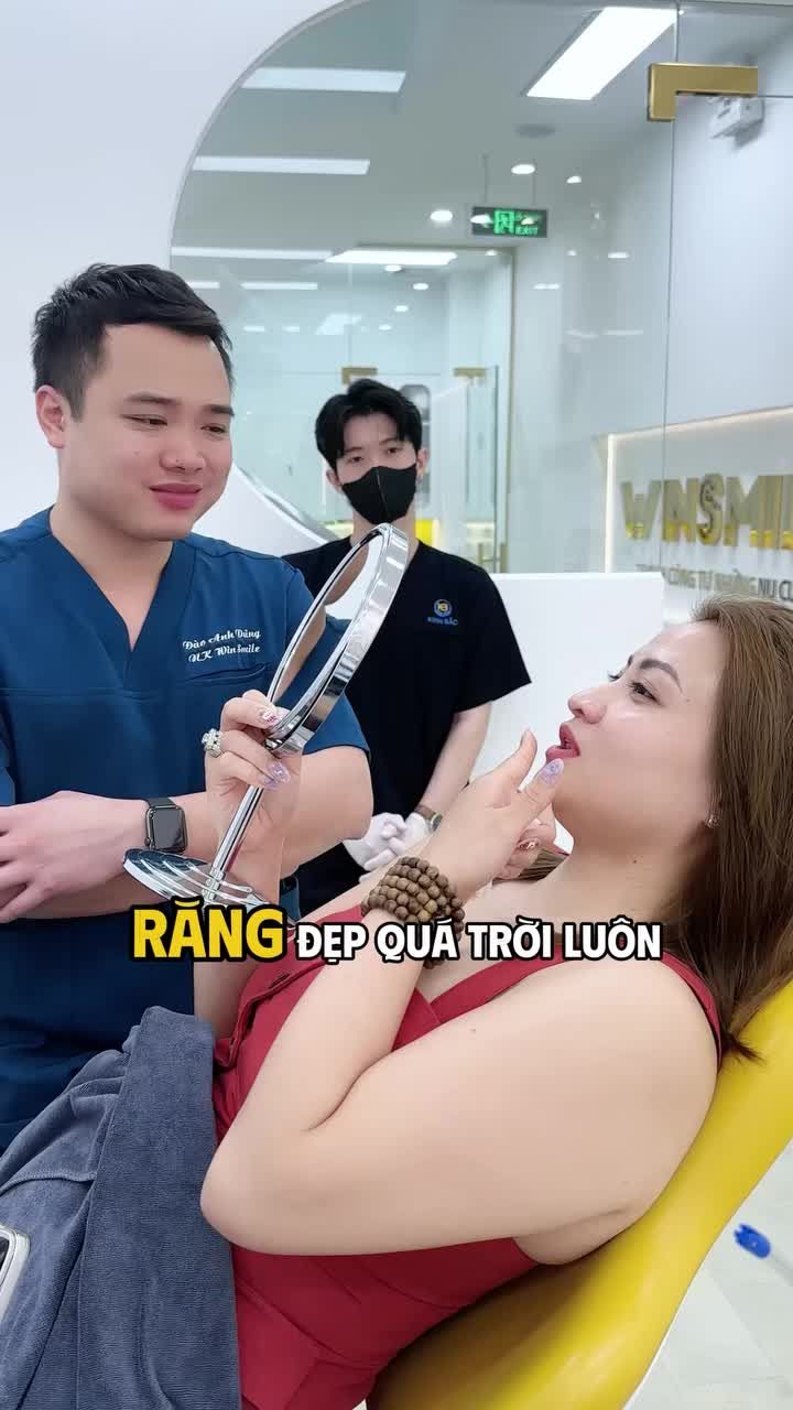 Nụ cười ấy, ánh mắt ấy và cái gật đầu khẽ khàng ấy là niềm hạnh phúc khó có thể diễn tả thành lời sau rất nhiều năm chị Mộng Vân ấp ủ giấc mơ làm răng sứ.