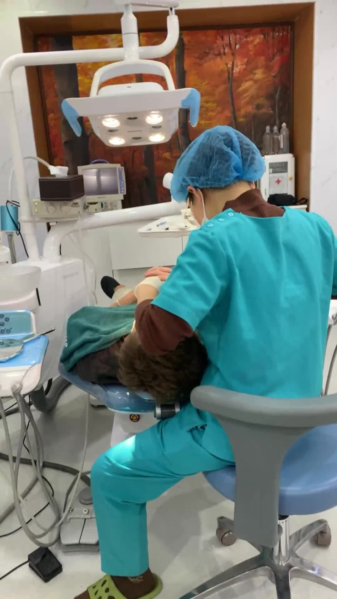 TẨY TRẮNG RĂNG LASER WHITENING CHO KHÁCH NƯỚC NGOÀI