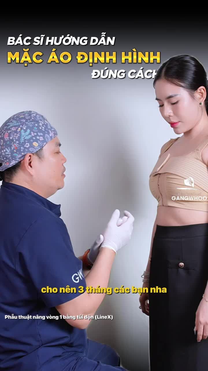 Bác sĩ hướng dẫn khách hàng mặc áo định hình sau khi thực hiện dịch vụ nâng cấp vòng 1