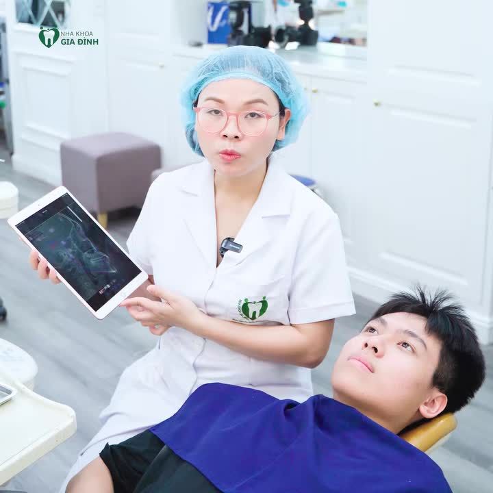 Trước khi gắn mắc cài, bác sĩ tại Nha khoa Gia Đình luôn tiến hành phân tích phim chụp chi tiết để lên kế hoạch niềng răng chính xác cho từng khách hàng.