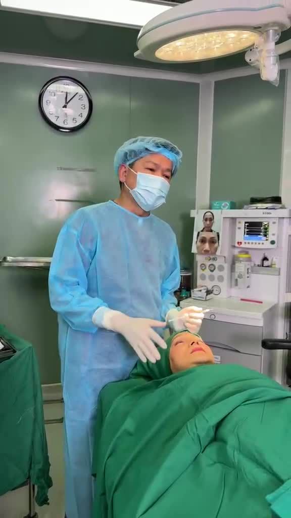 CẬN CẢNH: Bác sĩ Tú Dung thực hiện combo Trẻ hóa mắt giúp U60 Việt kiều Pháp hồi xuân