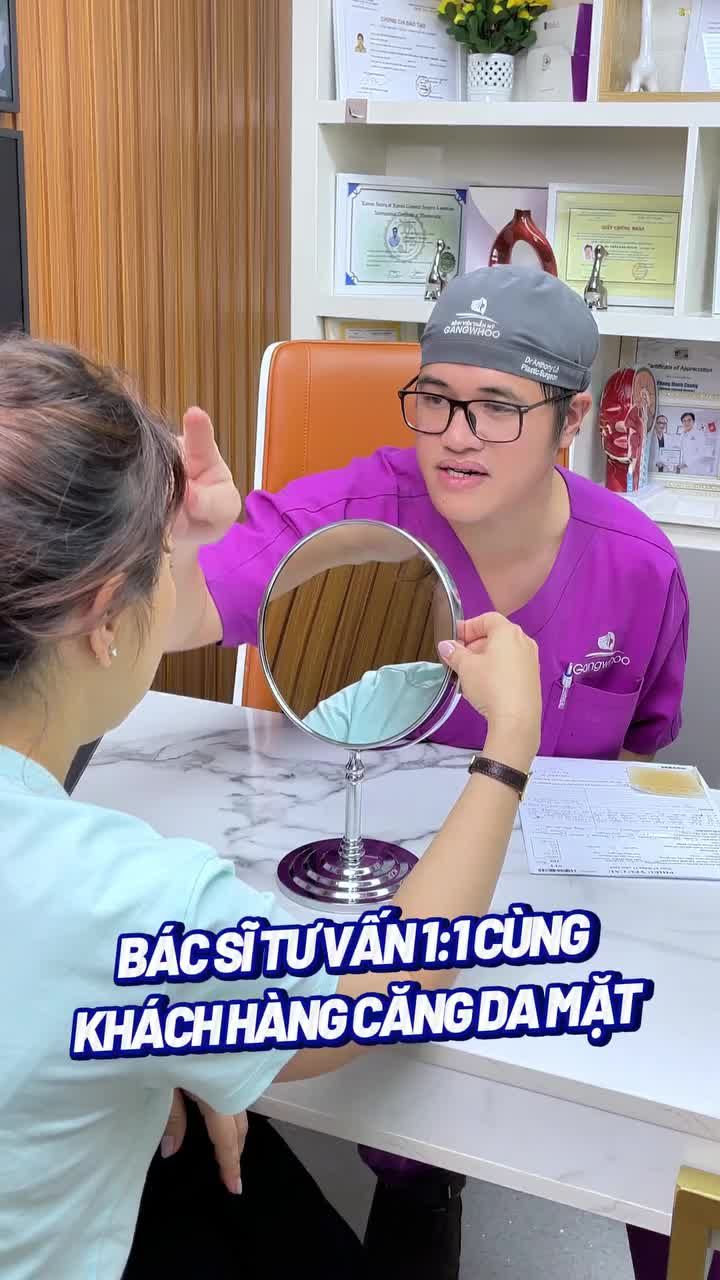 Bác sĩ tư vấn 1:1 cùng khách hàng căng da mặt