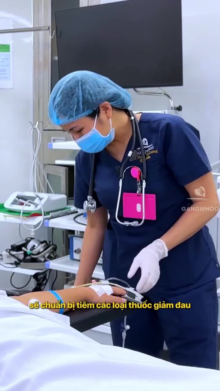 Bác sĩ tiến hành gây mê cho khách hàng trước khi thực hiện nâng cấp vòng 1