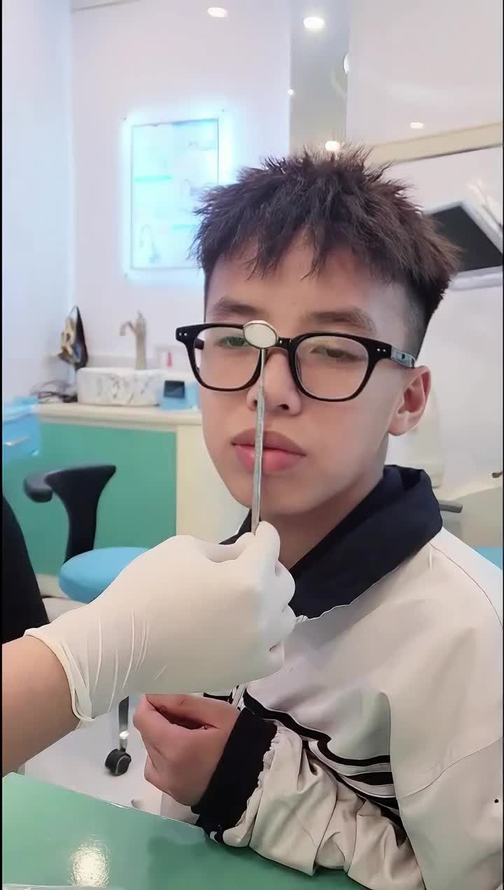 Ca phân tích trước khi niềng cho bạn nhỏ có mẹ đưa đến thăm khám