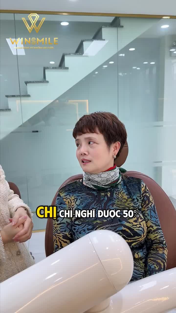 Chị Quỳnh Viên tìm đến Win Smile trong tâm thế khá dè dặt: Hàm răng hô chìa, nhiễm tetracycline sậm màu nhiều năm, cổ chân răng mòn khiến tổng thể nụ cười kém hài hòa.