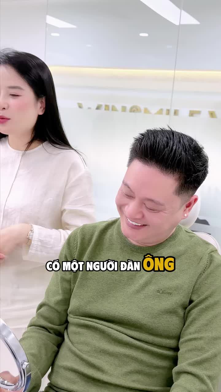 Trong buổi lắp răng, khi ngắm mình trong gương với dáng răng được thiết kế bởi chuyên gia - CEO Bùi Bích Uyên, anh Trung Hiếu cười rất tươi và chấm ngay 9.9 điểm cho nụ cười mới.