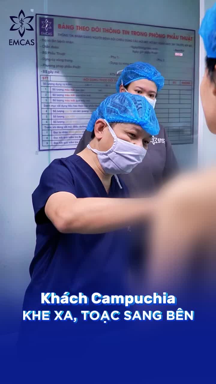 Khách hàng người Campuchia từng nâng ngực ở nơi khác nhưng kết quả không như ý: khe xa và toạc sang hai bên.