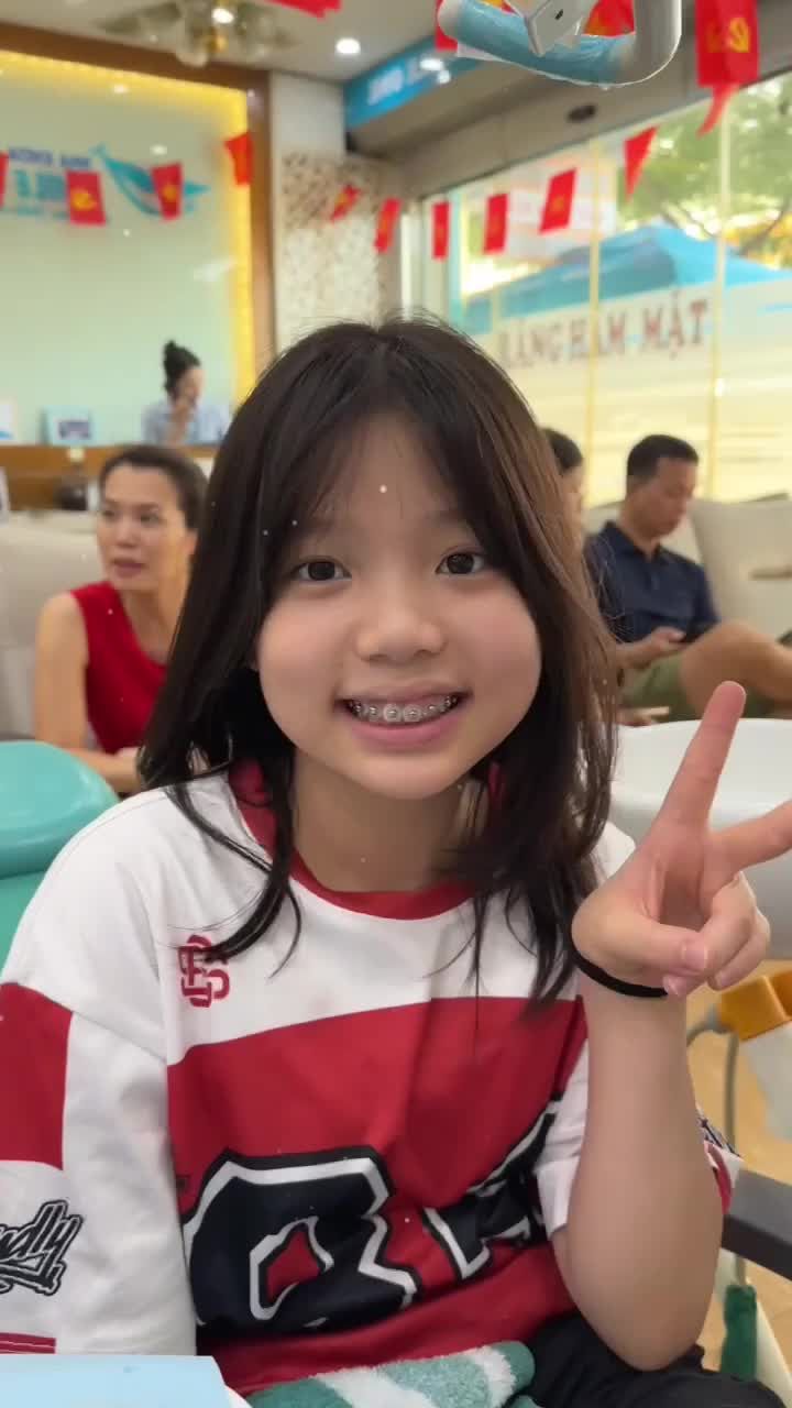 Ngoan xinh yêu đi niềng răng xuất hiện tại Smile One