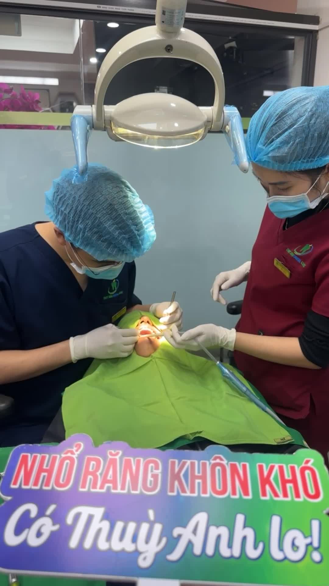 Ca nhổ răng khôn số 28; 38 lệch má cho khách hàng bạn khách hàng đang thực hiện chỉnh nha