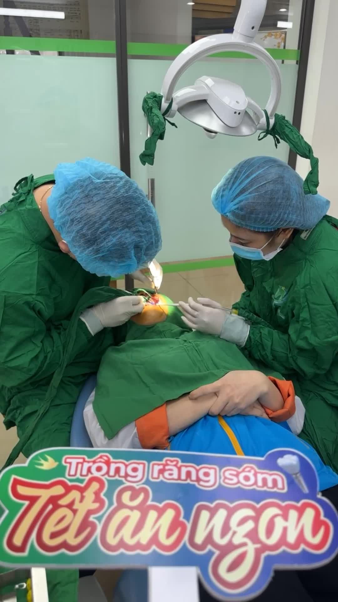 Ca cấy ghép chân răng nhân tạo Implant để khôi phục lại vị trí mất răng 26 cho khách hàng.