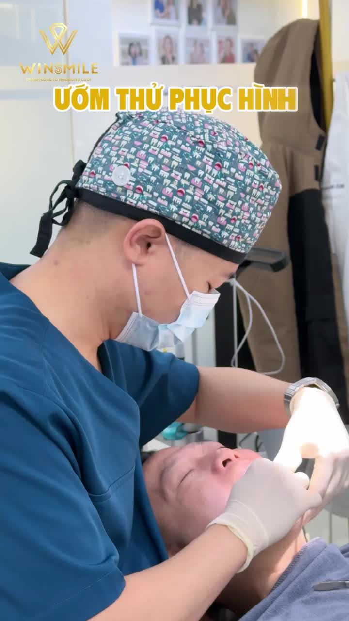 Đến công đoạn lắp răng sứ trên implant, bước cuối trong toàn bộ lộ trình điều trị, từng thao tác của bác sĩ vẫn luôn được thực hiện với sự chỉn chu và khéo léo cao nhất.