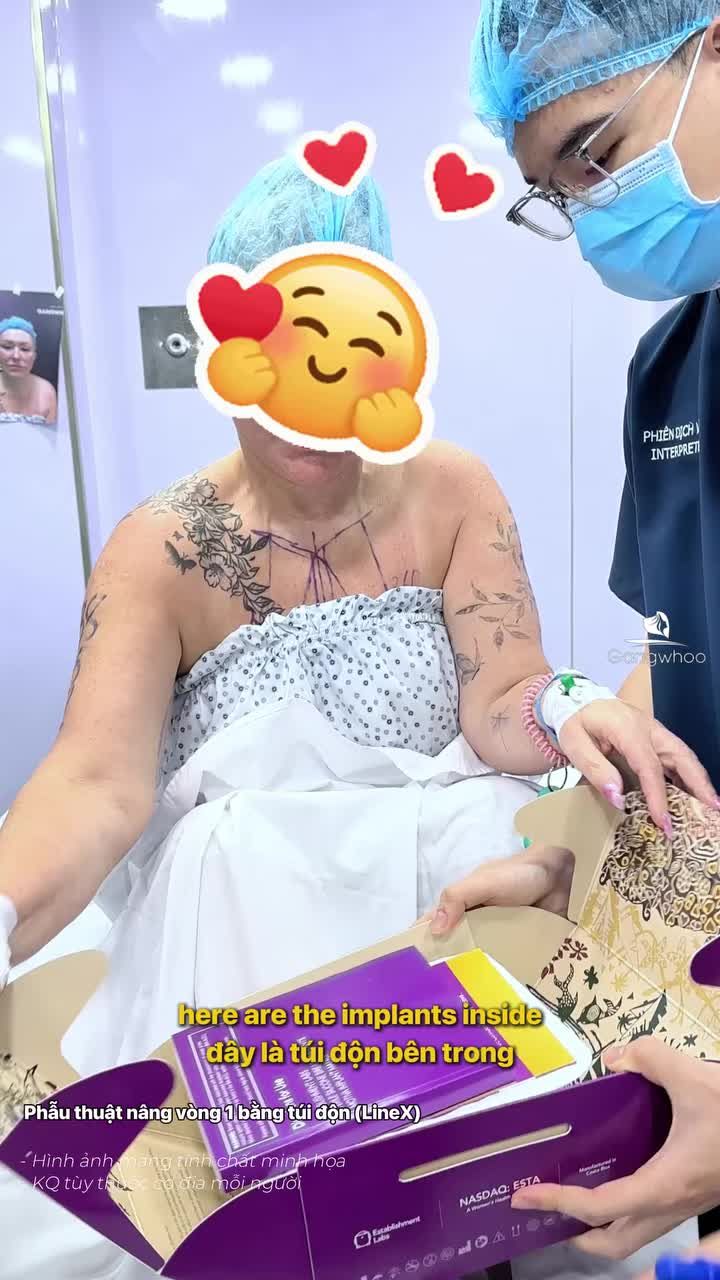 Khách hàng quốc tế vô cùng vui vẻ khi được unbox túi ngực