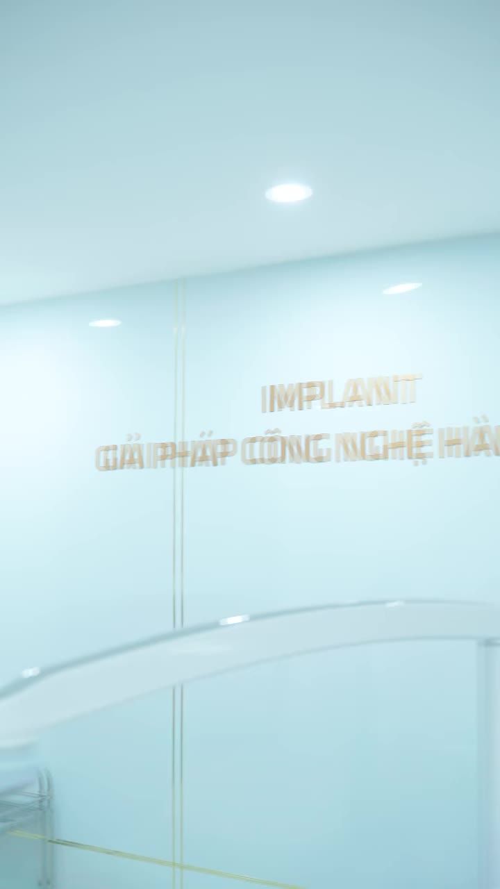 BÁC SĨ NGUYỄN VIỆT TUYẾN CẤY GHÉP IMPLANT CHO KHÁCH HÀNG