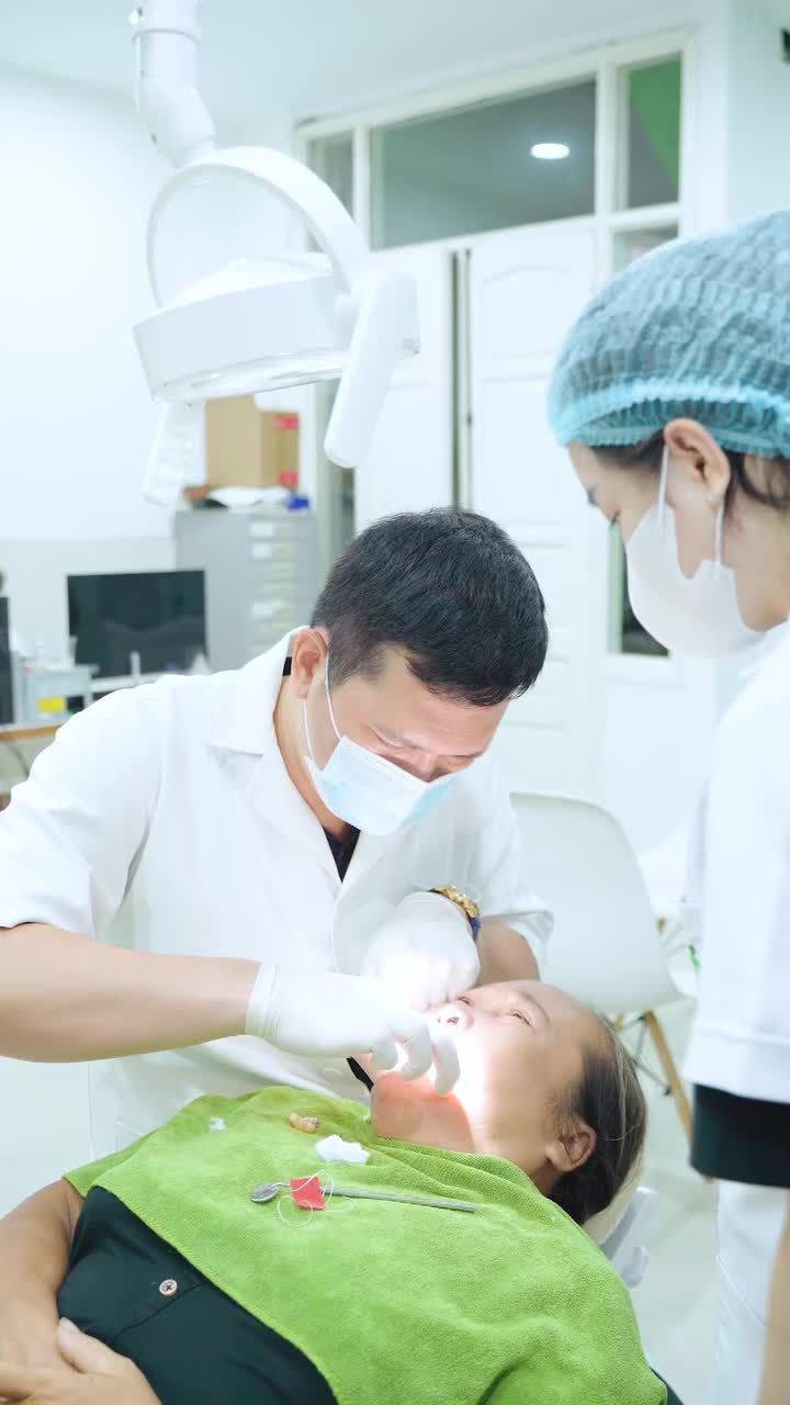 THS.BS NGUYỄN THẠC HẢI LẮP RĂNG TRÊN IMPLANT CHO CÔ KHÁCH HÀNG