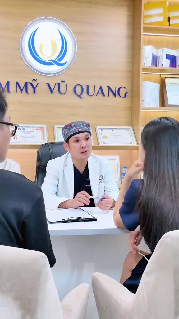 Đưa vợ đi làm đẹp do chồng chỉ tin chọn BS Vũ Quang Mời các bạn cùng xem video để khám phá nhé!