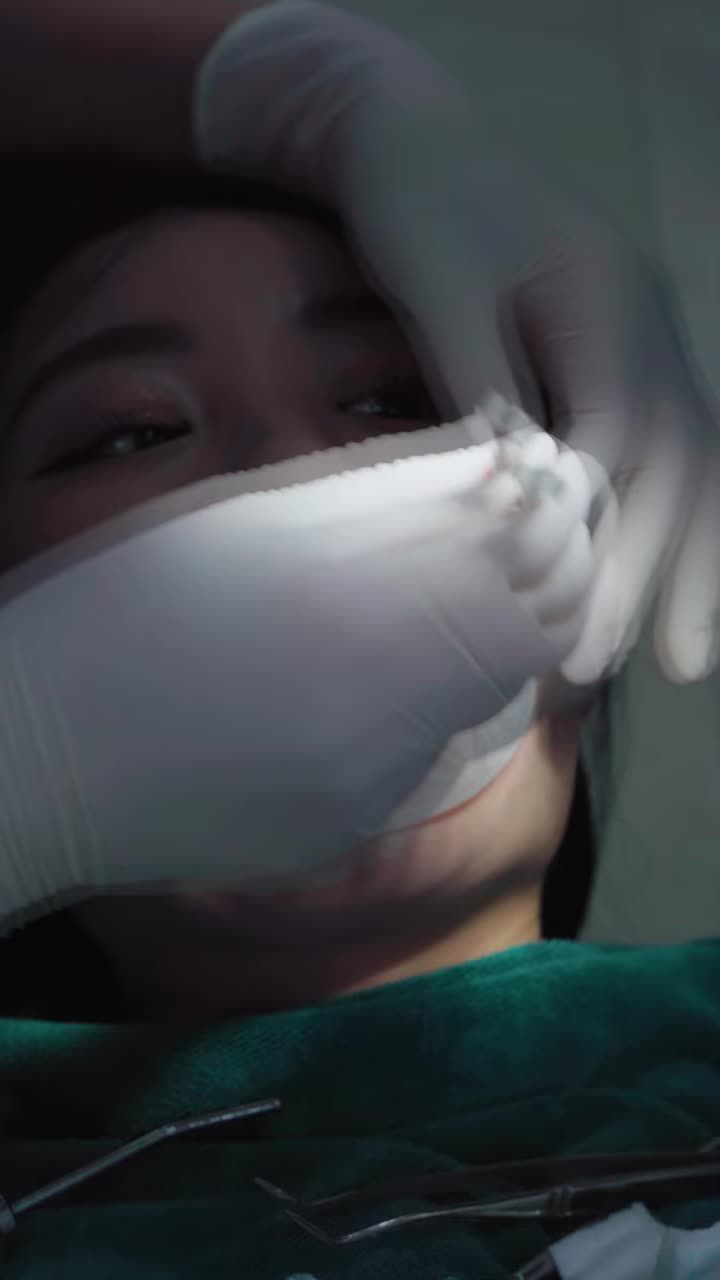 Cô nàng Khánh Huyền xinh đẹp sau bao ngày đắn đo suy nghĩ, đã đi khám nhiều đơn vị nha khoa khác nhau, nhưng vẫn quyết định quay về Nha khoa Gia Đình và lựa chọn bác sĩ Trần Thị Hồng - là người trực tiếp tiến hành quá trình chỉnh nha.