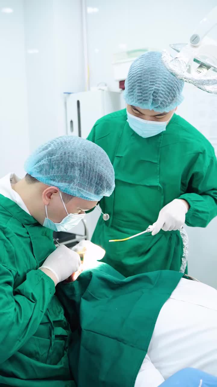 Sau Tết rất đông cô chú, anh chị bị mất răng tim đến với Nha khoa Gia Đình để cấy ghép Implant.