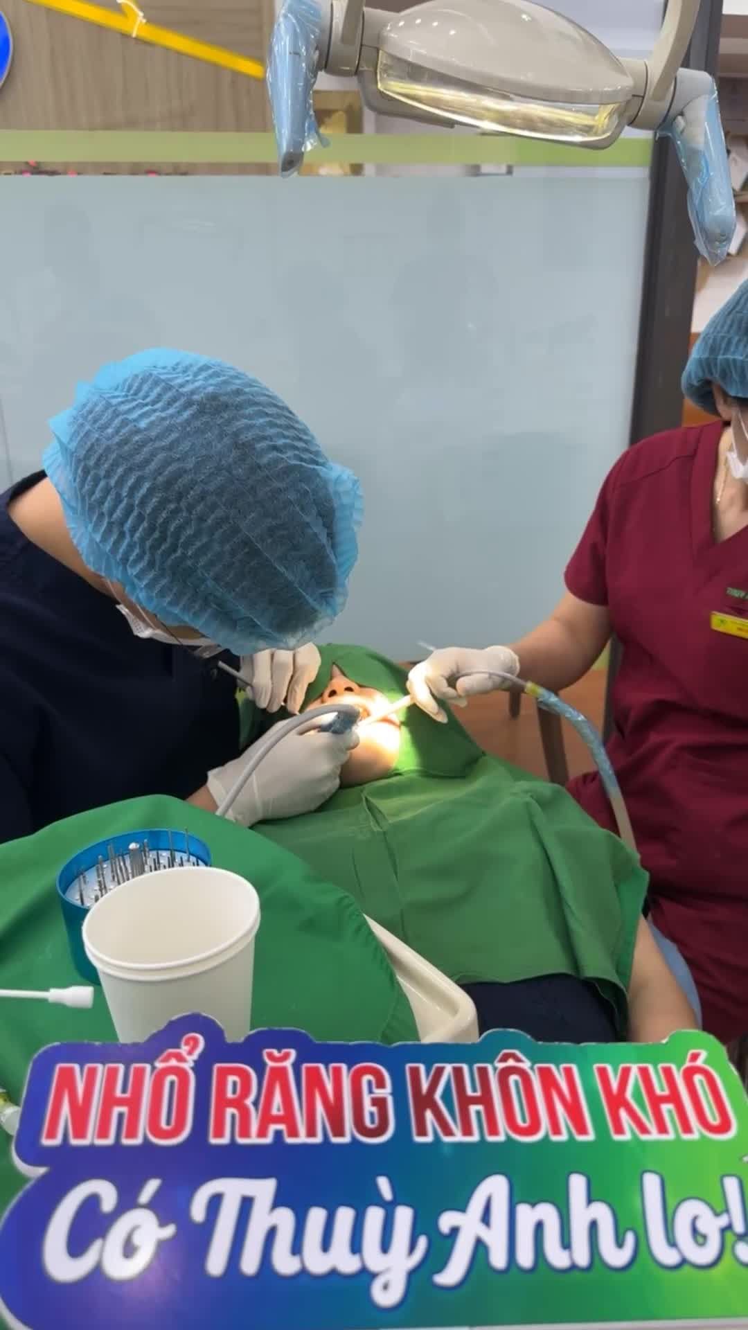 Ca nhổ răng khôn số 18 sâu vỡ, lệch má; 48 mọc lệch 90 độ gây giắt thức ăn, khó chịu cho khách hàng