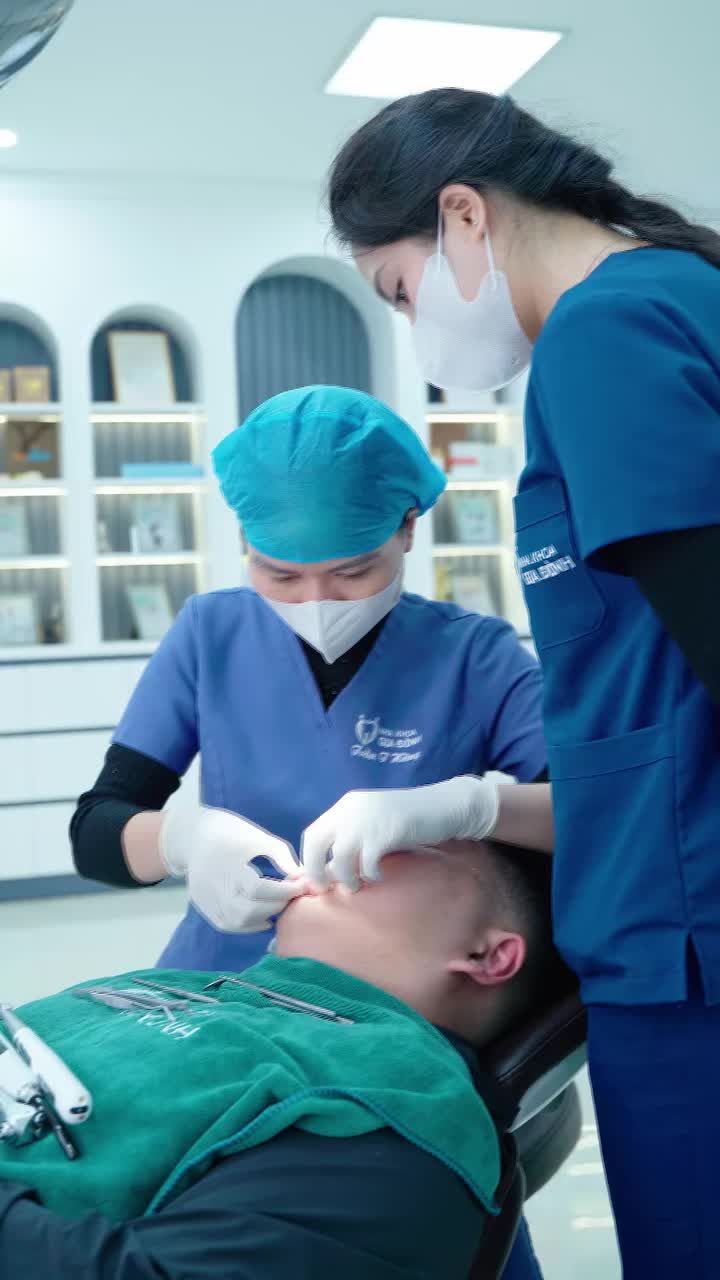 Bác sĩ Trần Thị Hồng đang thực hiện những công đoạn đầu tiên của quá trình niềng răng cho 1 bạn nam khách hàng.