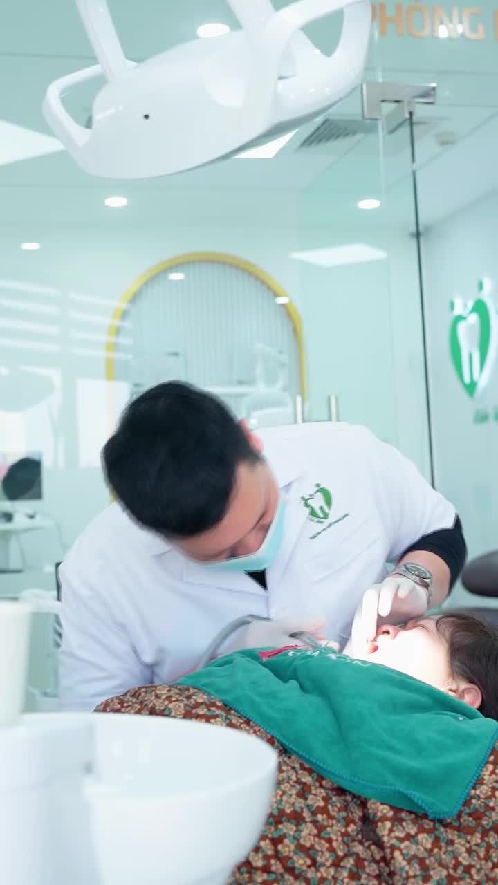 Sau một thời gian chờ cho Implant tích hợp với xương hàm thì ngày hôm nay cô khách hàng của Nha khoa Gia Đình đã được lắp răng trên Implant rồi đây ạ.