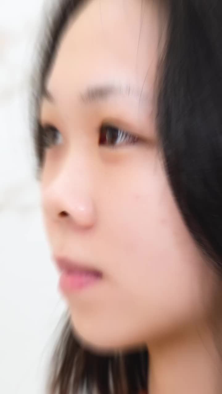 Từ những lần ngại ngùng vì bị bạn bè trêu “mũi heo”, cô nàng lễ tân đã chọn bước ra khỏi vùng an toàn.