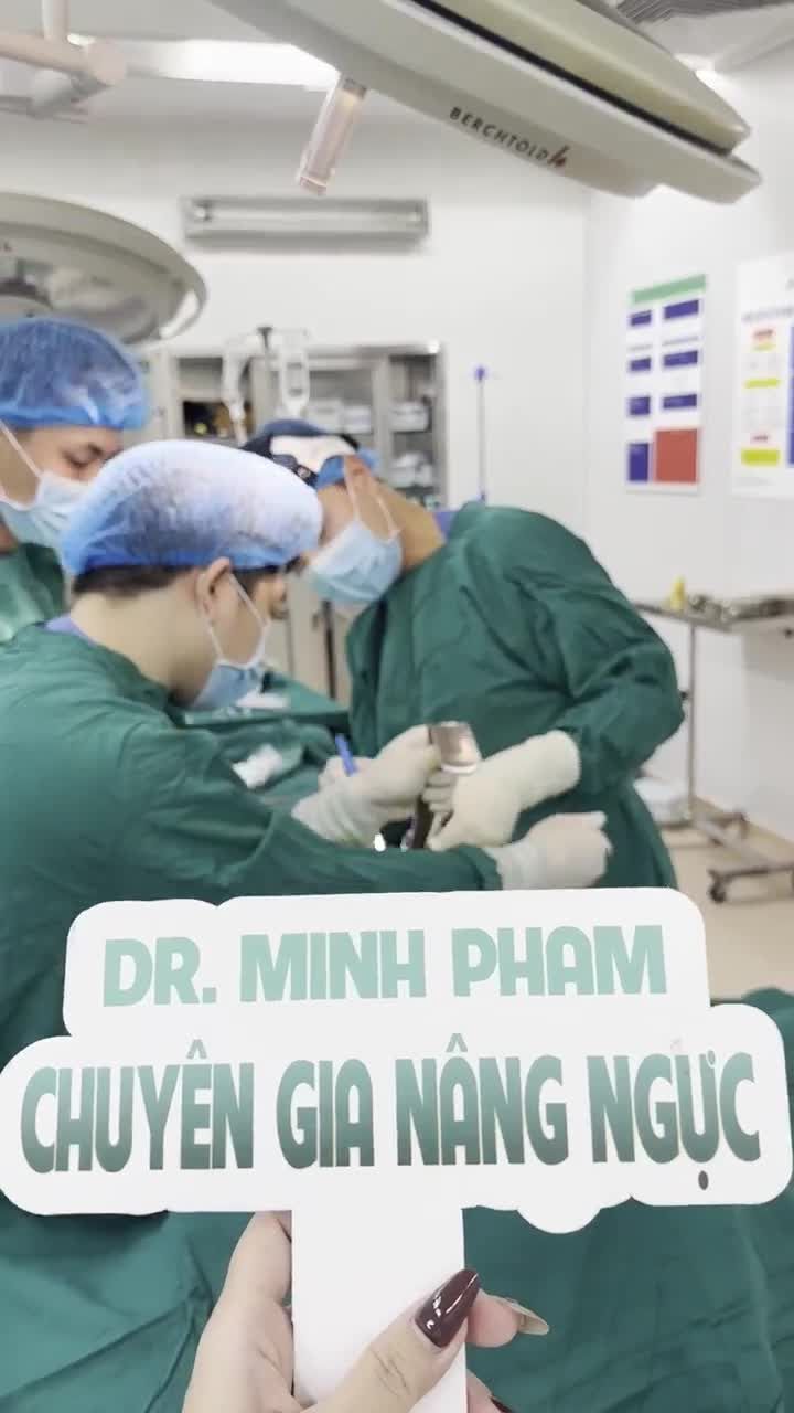 Dr. Minh Phạm đang thực hiện ca nâng cấp V1