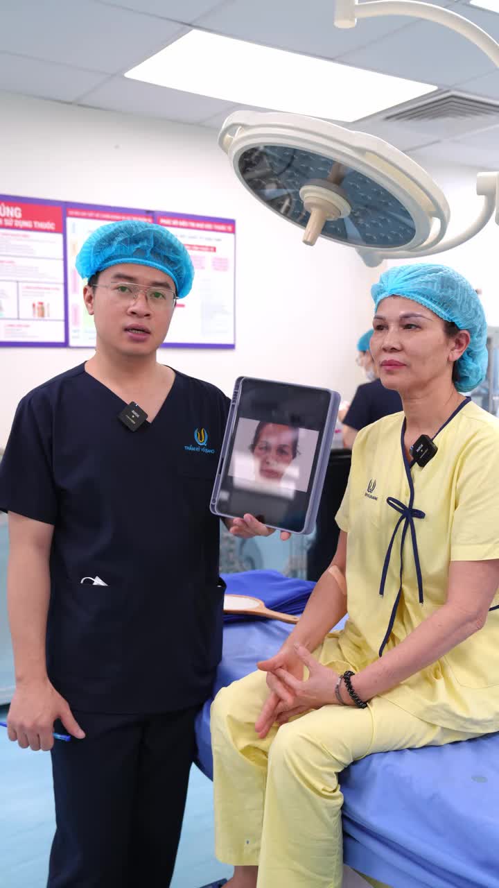 Treo cung mày có thật sự trẻ ra? Xem ngay livestream hôm nay của VQ thực hiện cho vị khách U70 nhé