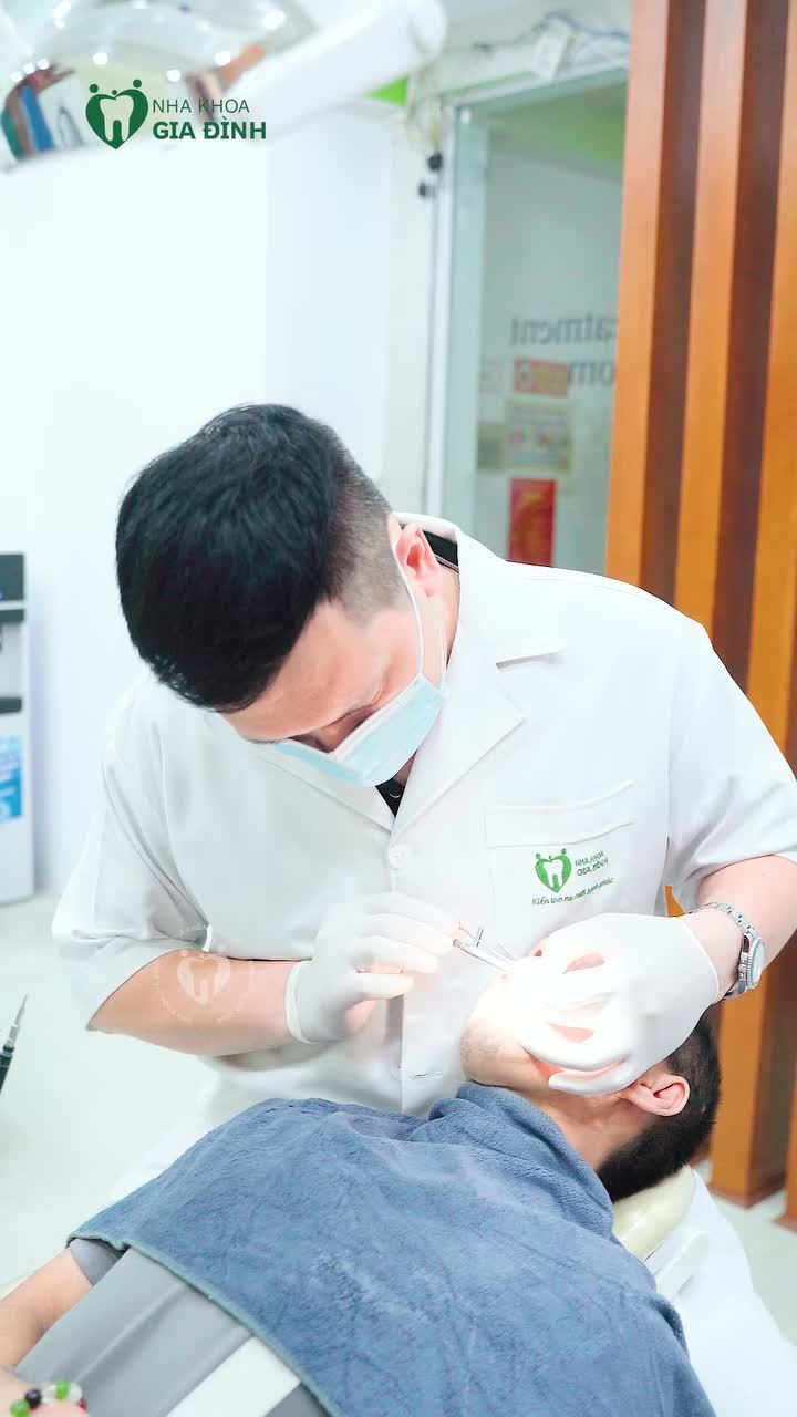 KHÔNG THỂ TIẾP TỤC VỚI HÀM GIẢ THÁO LẮP, ANH KHÁCH QUYẾT ĐỊNH TRỒNG RĂNG IMPLANT