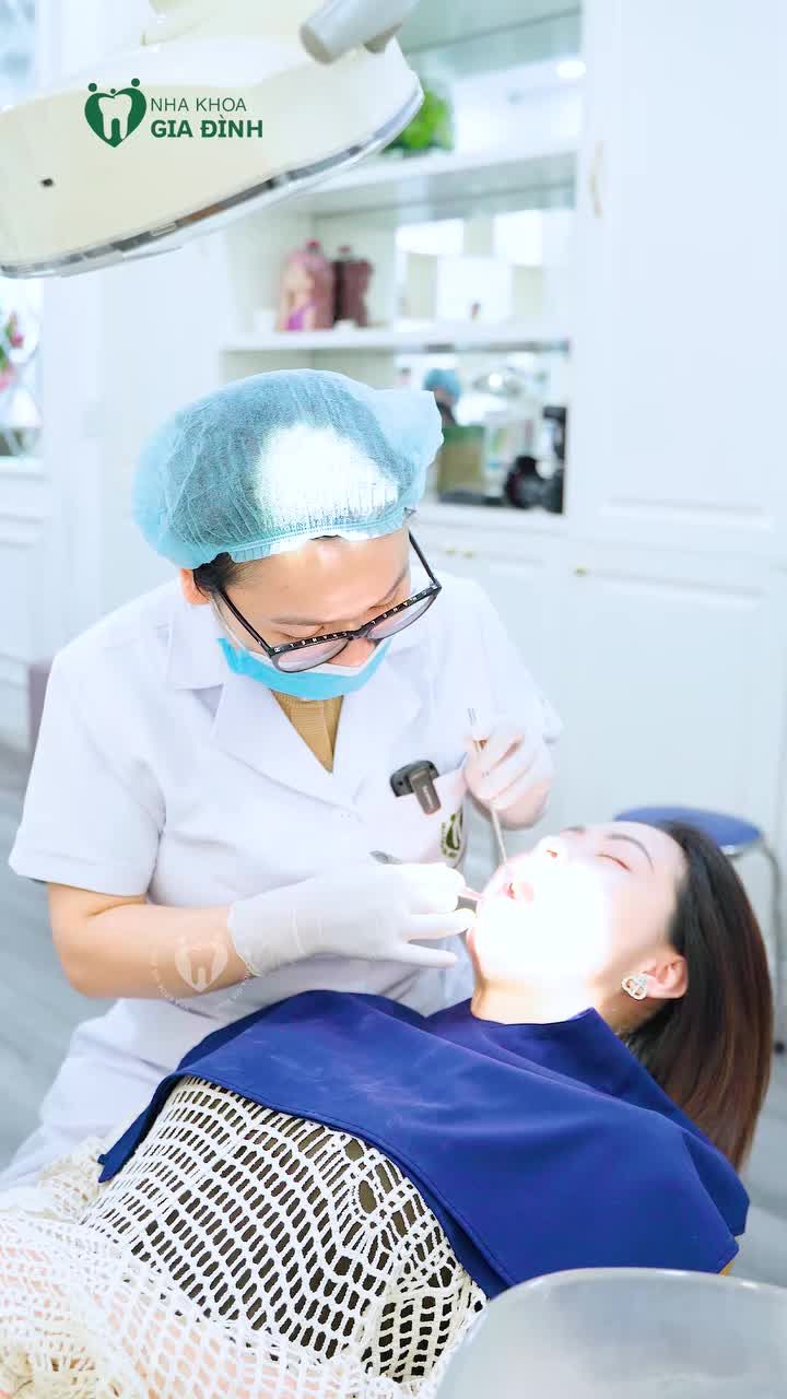 BÁC SĨ LÂM HUYỀN TRANG NHỔ RĂNG SỐ 8 CHO MỘT CHỊ KHÁCH HÀNG